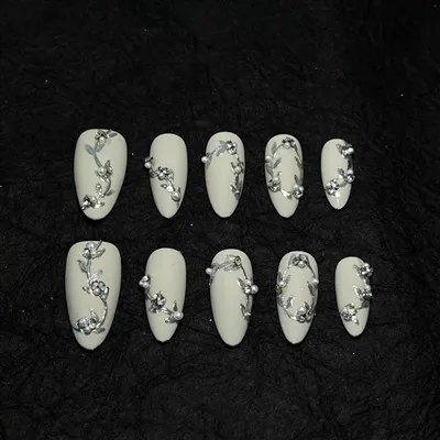 진주와 다이아몬드 손톱